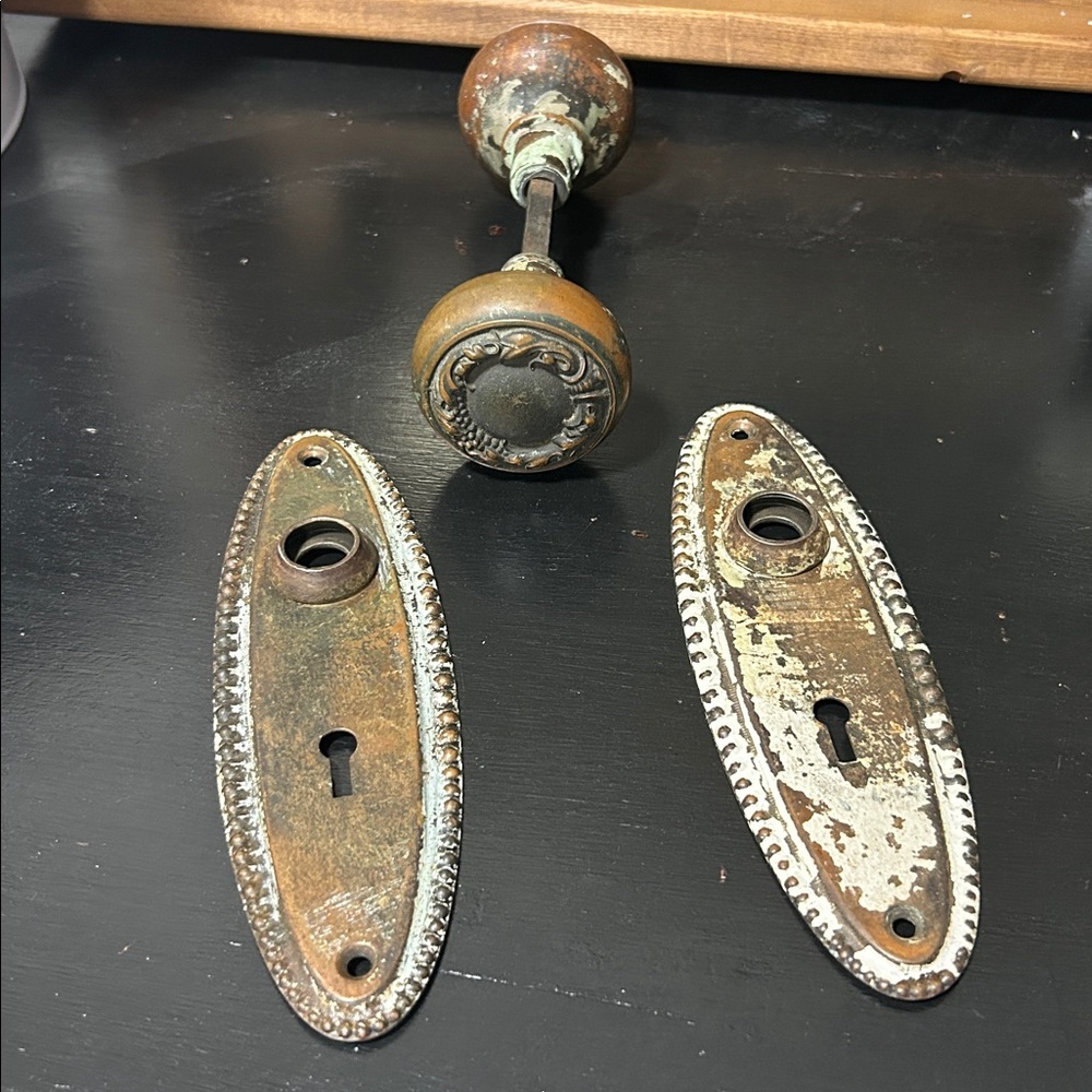 Vintage Dark Antique Bronze Round Decorative Door Knob Handles with accent plate